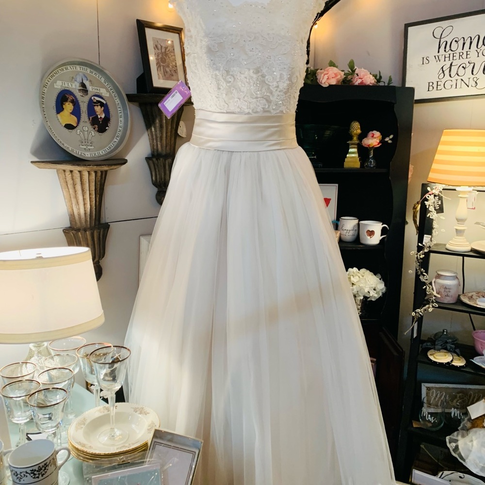 Beautiful candlelight sleeveless wedding dress 12